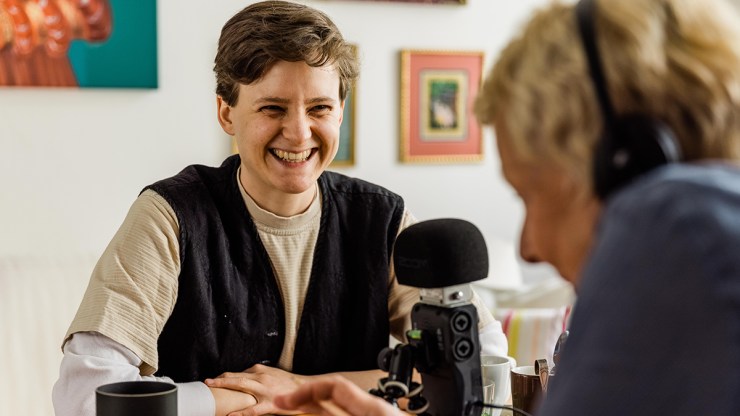 FrauenFunk S.2, E #4: Brigitte Handlos im Gespräch mit Gloria Dimmel, Künstlerin / F: Helmut Spudch