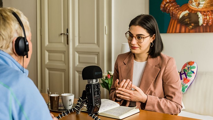 FrauenFunk S.2, E#6: Brigitte Handlos im Gespräch mit Nadja Riahi, Journalistin / F: Helmut Spudich