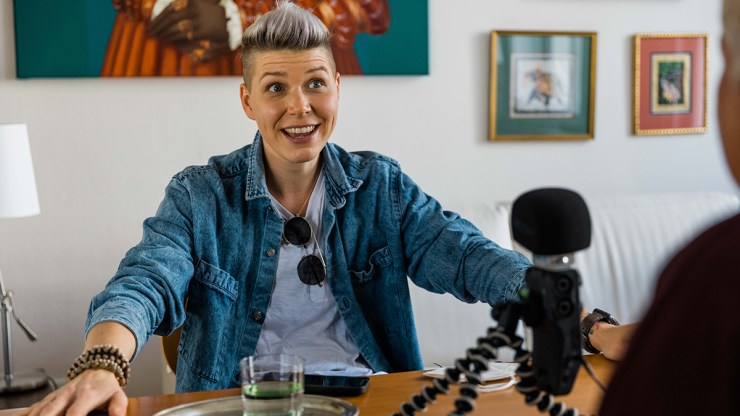 FrauenFunk S.2, Episode #20: Brigitte Handlos im Gespräch mit Virginia Ernst, Singer-Songwriterin / F: Helmut Spudich